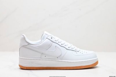 公司级耐克Nike AIR FORCE 7 空军一号低帮百搭休闲运动板鞋。柔软、弹性十足的缓震性能和出色的中底设计，横跨复古与现代的外型结合，造就出风靡全球三十