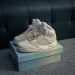 核心私 Air Jordan 5 Retro Aj5 乔丹5代 Aj5 乔5 高邦 乔丹篮球鞋系列 鞋面整体采用了皮革面料打造，配色方面以白色示人，整体颜值还是