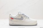 公司级耐克nike Air Force 1 Low 空军一号低帮百搭休闲运动板鞋。柔软、弹性十足的缓震性能和出色的中底设计，横跨复古与现代的外型结合，造就出风靡