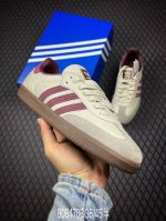 B addis Original Samba Og 复古单品 复古桑巴板鞋 这款桑巴鞋展示了高质量的工艺 带有装饰的超锁缝制和无缝的手感 柔软 柔软的皮革造型和
