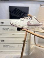supreme X 耐克Nike Dunk Low 板鞋Sb系列经典百搭休闲运动板鞋加厚鞋舌的填充 使舒适性大大提升 同时也更方便穿脱中底部分则加入了脚感柔软舒