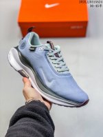 公司级带半码Nike Reactx Infinity Run 4 马拉松 轻量鞋面搭配位于足弓处的全新板带设计，细致包裹双脚，为Nike飞马带来更稳固可靠的贴合