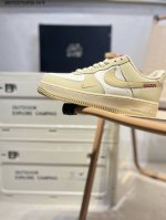 蛇年限定 X 耐克 Nike Air Force 1 '07空军一号 百搭休闲运动板鞋。柔软、弹性十足的缓震性能和出色的中底设计，横跨复古与现代的外型结合，造就