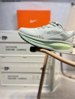 Nike Vomero 18 耐克 舒适减震防滑 低帮跑步鞋 全掌Reactx泡绵中底 前掌和后跟还配备了Air Zoom气垫单元 据说跑起来更快更舒适哦 这次
