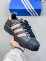 Ad Originals Campus 00S 小面包 鞋身采用绒面皮料搭配白色常规皮革，质感上还是延续了经典 Campus 的设计。 鞋舌填充更加饱满，让鞋款