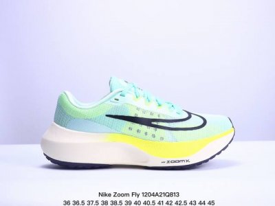 公司级nike Zoom Fly 5不可战胜系列轻量飞织低帮休闲运动慢跑鞋 此鞋专为短跑运动员而生 是为5至10公里距离的赛事和训练打造 整体设计采用流线型的轻