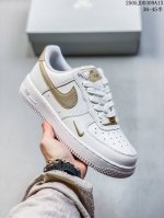 公司级带半码耐克Nike Air Force 7 Lv8空军一号低帮百搭休闲运动板鞋。柔软、弹性十足的缓震性能和出色的中底设计，横跨复古与现代的外结合，造就出风