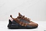 真标Ad Boost Nmd R1 V2经典跑鞋系列全新配色 弹力针织鞋面 原装高弹Boost颗粒大底 缓震性能卓越 体质轻盈且抗冲击 整双鞋子的透气性和舒适度