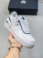 Nike 耐克低帮板鞋 空军一号 Af1马卡龙 Af1厚底增高百搭运动板鞋 Nike Air Force 1 “Shadow” 造型设计上与 Sacai X N