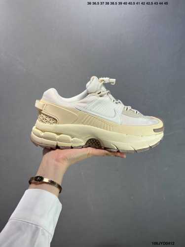 公司级耐克Nike Zoom Vomero Roam 马拉松复古跑五代休闲运动慢跑鞋 采用环保纤维革饰片组合网眼布鞋面材质 升级正确后跟Tpu加固 耐弯折热塑框