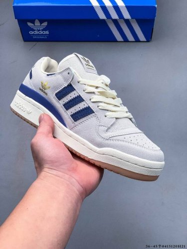 阿迪达斯 Adidas Originals Forum 84 Low Adv 低帮百搭潮流休闲运动板鞋。以复古篮球鞋的外形为基础，采用皮革拼接，简约百搭，更加贴