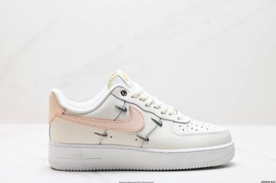 230 真标耐克Nike Air Force 1’07 Lx空军一号低帮百搭休闲运动板鞋。柔软、弹性十足的缓震性能和出色的中底设计，横跨复古与现代的外型结合，造