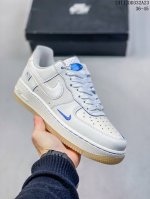 真标带半码耐克nike Air Force 7 空军一号低帮百搭休闲运动板鞋。柔软、弹性十足的缓震性能和出色的中底设计，横跨复古与现代的外型结合，造就出风靡全球