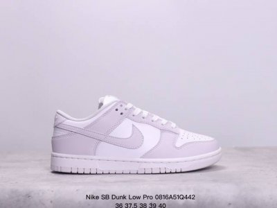 耐克 Nike Sb Dunk Low Pro 复古低帮休闲运动滑板板鞋。采用脚感柔软舒适zoomair气垫，有效吸收滑板等极限运动在落地时带来的冲击力，为街头