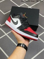 Air Jordan 1 Low 低帮 红白黑 Aj1 乔丹1代 Aj1 乔1 低邦 芝加哥 乔丹篮球鞋系列 采用全皮革打造，鞋身采用白色皮革呈现，搭配红色框架