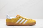公司级阿迪达斯adidas Originals Gazelle Indoor 三叶草复古防滑耐磨低帮板鞋 Hq8717 鞋款采用柔软的绒面革和耐用的皮革衬里融合