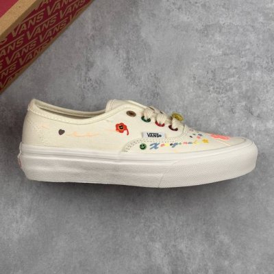本地 核心私 万斯Vans Vault Og Authentic Era Lx 安纳海姆低帮系带复古帆布休闲运动板鞋 帆布米白彩虹涂鸦刺绣 货号 Vn0A4Bv