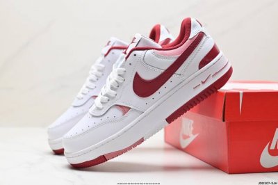 真标w Nike Gamma Force兼顾舒适脚感和出众风范，演绎匠心之作。结构性的支撑贴合感结合复古篮球设计，塑就场外全明星风范。 货号:Fq8877- 尺