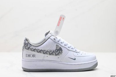 真标耐克Nike Air Force 1“07空军一号低帮百搭休闲运动板鞋。柔软、弹性十足的缓震性能和出色的中底设计，横跨复古与现代的外型结合，造就出风靡全球三