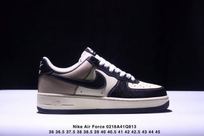 公司级耐克Nike Air Force 1“07空军一号低帮百搭休闲运动板鞋。柔软、弹性十足的缓震性能和出色的中底设计，横跨复古与现代的外型结合，造就出风靡全球