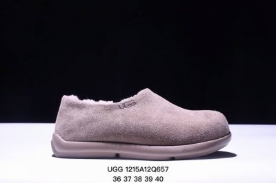 Ugg 雪地靴 棉拖 女鞋广东原产，采用tpu模压鞋面内嵌人造卷曲羊毛，鞋面具有防水功能，选用7毫米uggpure 植入式羊毛里衬与可拆卸的uggpure 植入
