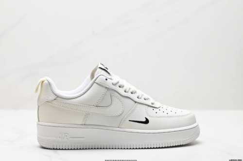 真标耐克Nike Air Force 1’07 Low空军一号低帮百搭休闲运动板鞋。柔软、弹性十足的缓震性能和出色的中底设计，横跨复古与现代的外型结合，造就出风