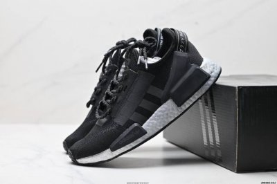 真标Ad Boost Nmd R1 V2经典跑鞋系列全新配色 弹力针织鞋面 原装高弹Boost颗粒大底 缓震性能卓越 体质轻盈且抗冲击 整双鞋子的透气性和舒适度