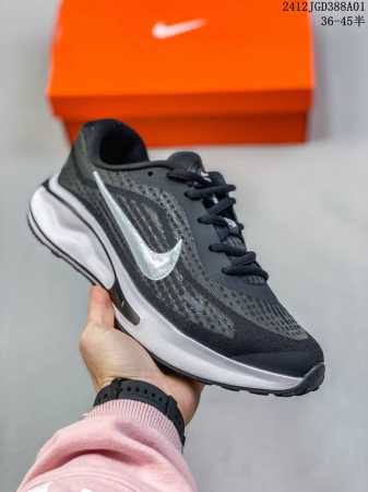 公司级nike Journey Run 2024跑步鞋 使用了新型的缓震材料 脚感偏韧 后跟有加厚的海绵填充 鞋子前掌和后掌做了加宽设计 增加了跑步时的稳定性 - 点击图像关闭