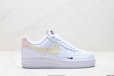 真标耐克nike Air Force 7空军一号低帮百搭休闲运动板鞋。柔软、弹性十足的缓震性能和出色的中底设计，横跨复古与现代的外型结合，造就出风靡全球三十多年