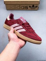 二层真标！Adidas Samba Og 经典鞋款 Adidas 近70年的经典Samba Og 修长的鞋楦,略微尖尖的鞋头,翻毛皮的鞋头拼接,这些我们都看得到