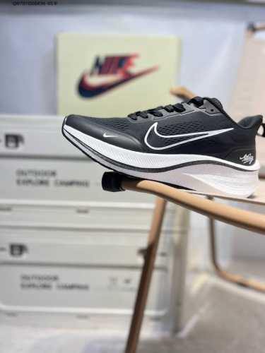 Nk Air Zoom pegasus 登月跑鞋 登月超轻网面跑步鞋 脚跟区域营造出色舒适度，而在鞋底部分，搭载全掌型Zoom Air配置耐克网面透气跑鞋Lj7