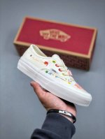 ZP美国官网预售定制款 vans Old Skool Vault Og X Sns 联名 黑白插图海滩印花复古帆布板鞋 鞋面整体以米白为主色 搭配了涂鸦图案 围