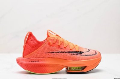 公司级新品发布 Nike Air Zoom Alphafly Next%整体采用前作的设计语言，并且对后者的细节进行升级，马拉松和长距离路跑的性能极限设计而生。