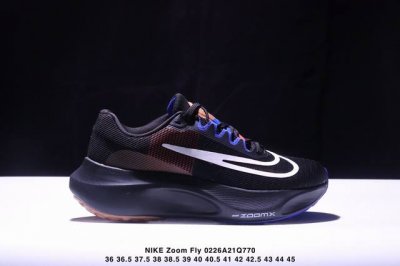 耐克 Nike Zoom Fly 5 运动鞋男女士公路跑鞋竞速跑步鞋厚底增高老爹鞋。采用耐用的设计，不仅可以部署在您最喜欢的比赛的起跑线上，还可以部署在征服后的
