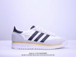 AD Originals SL 72 RS 阿迪经典复古慢跑鞋 #鞋款采用舒爽尼龙鞋面、绒面革饰面和皮革细节等设计。与此同时，搭载着 Ecotex 鞋舌，更添质