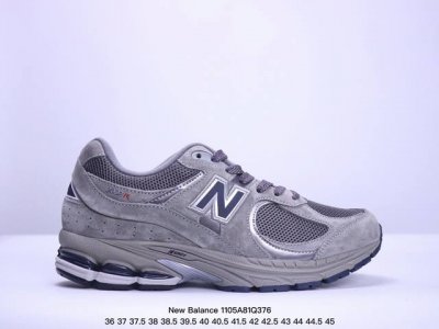 公司级New Balance 2002R 跑鞋 沿袭了面世之初的经典科技，以 ENCAP 中底配以升级版 N-ERGY 缓震物料。鞋面则采用特色的柔软麂皮搭以
