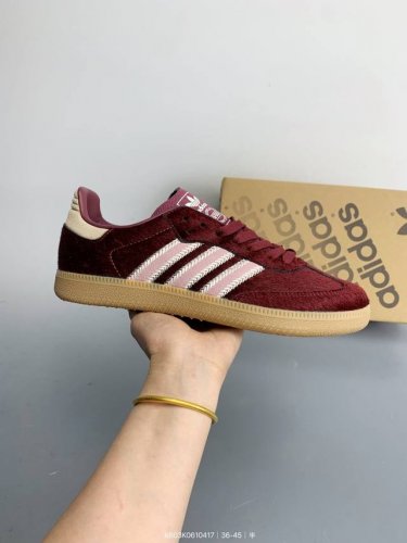Adidas Samba Og 复古桑巴板鞋 这款桑巴鞋展示了高质量的工艺 带有装饰的超锁缝制和无缝的手感 柔软、柔软的皮革造型和标志性的3条纹完成了精致的外观