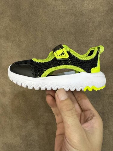 正确版本放 adidas阿迪达斯男女婴童魔术贴设计轻便凉鞋 size 22-27 小童 28-37大童 百搭又不失时尚的三条纹 透气性网面 舒适不闷脚 耐磨防滑