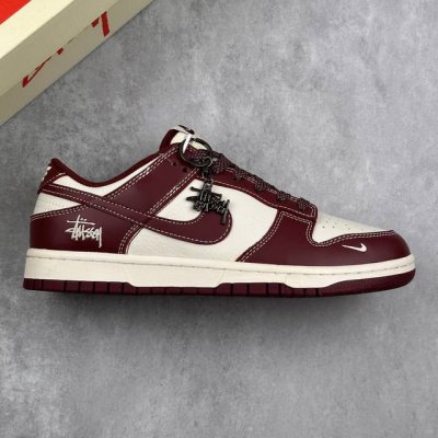 本地 核心私 Nk Sb Dunk Low 斯图西联名-酒红满天星 周年高端定制 低帮休闲板鞋 #定制鞋盒 大厂纯原品质出货 超高清洁度 皮料切割干净无任何毛边