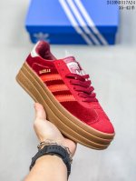 Adidas 阿迪达斯 公司级 手球松糕系列 女鞋真标半码制，升级原楦原纸版开发版型，采用猪巴革组合纤维革鞋面材质，外置加厚橡胶大底全新三层松糕底！阿迪达斯ad