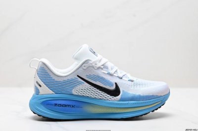 公司级Nike Vomero 18 耐克 舒适减震防滑 低帮跑步鞋 全掌Reactx泡绵中底 前掌和后跟还配备了Air Zoom气垫单元 据说跑起来更快更舒适哦