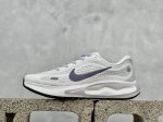 耐克 Nike Journey Run 透气网布缓震跑步鞋 搭载柔软厚实的 Comfiride 泡绵缓震配置，助你征服充满挑战的路面，大步流星，微笑前行。该鞋款