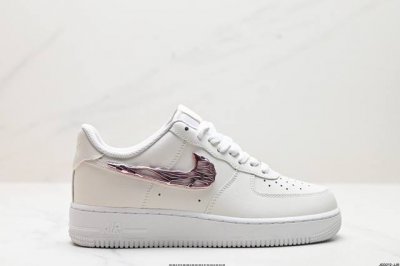公司级耐克Nike Air Force 1’07空军一号低帮百搭休闲运动板鞋。柔软、弹性十足的缓震性能和出色的中底设计，横跨复古与现代的外型结合，造就出风靡全球