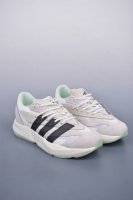 Adidas Lightblaze 阿迪透气跑步鞋 麂皮网面拼接 纯原版本 简约舒适防滑耐磨低帮 休闲老爹鞋 承载青春情怀的板鞋 经典三条杠装饰鞋侧 品牌辨识度