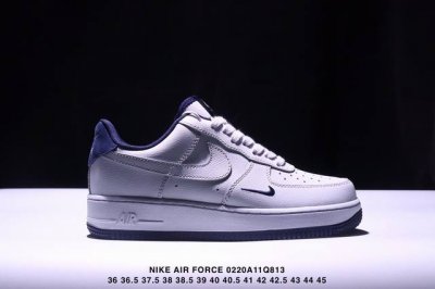 真标耐克Nike Air Force 1“07空军一号低帮百搭休闲运动板鞋。柔软、弹性十足的缓震性能和出色的中底设计，横跨复古与现代的外型结合，造就出风靡全球三