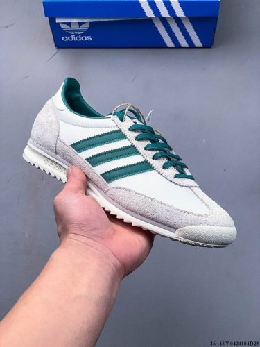 阿迪达斯Adidas Sl 72 Rs 全新重置版本，将这款复古鞋型用尼龙材质呈现，最终拼接麂皮材质，让该鞋型上脚既有舒适透气性又有满满的复古质感 04 4D2