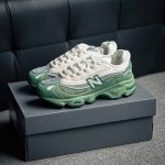 New Balance M1000 复古跑鞋 符合潮流趋势的复古老爹鞋型 采用硬质牛剖革拼接透气网眼衬垫织物鞋面材质t-Beam大底提供足步弓支撑 保持步态稳定