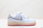 真标耐克Nike Air Force 1“07空军一号低帮百搭休闲运动板鞋。柔软、弹性十足的缓震性能和出色的中底设计，横跨复古与现代的外型结合，造就出风靡全球三