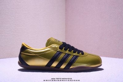 公司级Adida阿迪达斯Tokyo Pack舒适百搭经典休闲运动鞋 此次为Tokyo系列带来三双全新配色，清爽蓝色绒面搭载白色皮革三条纹，增添了复古干净的印象；
