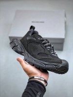Fi8版 Balenciaga 巴黎世家3Xl 网布系带 低帮 做旧灰白 老爹鞋 3Xl鞋款延续了近年来大火的“老爹鞋’鞋型，同时又通过特殊系带的方式，增加了时